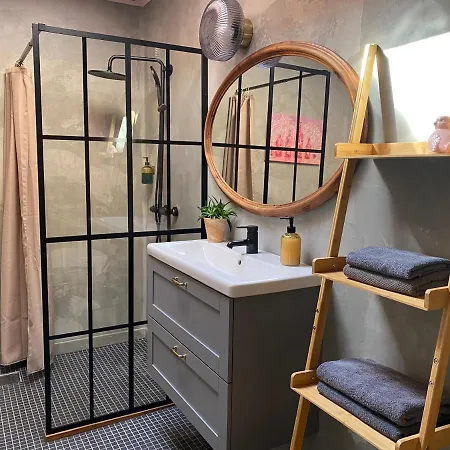 아파트 Gallery In The Heart Of